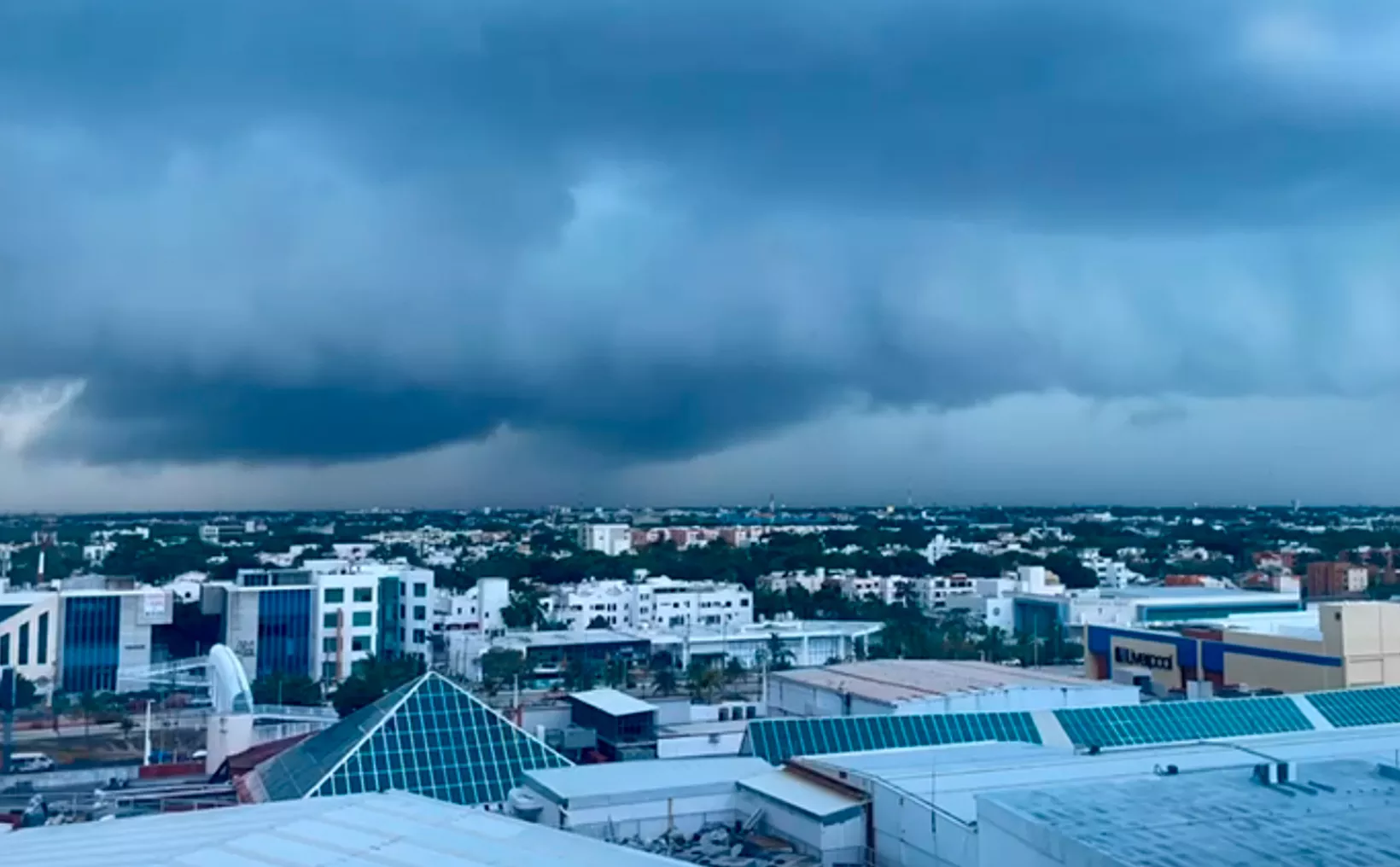 Las intensas lluvias que sorprendieron a los habitantes de Cancún la tarde de este jueves. Foto: SIPSE