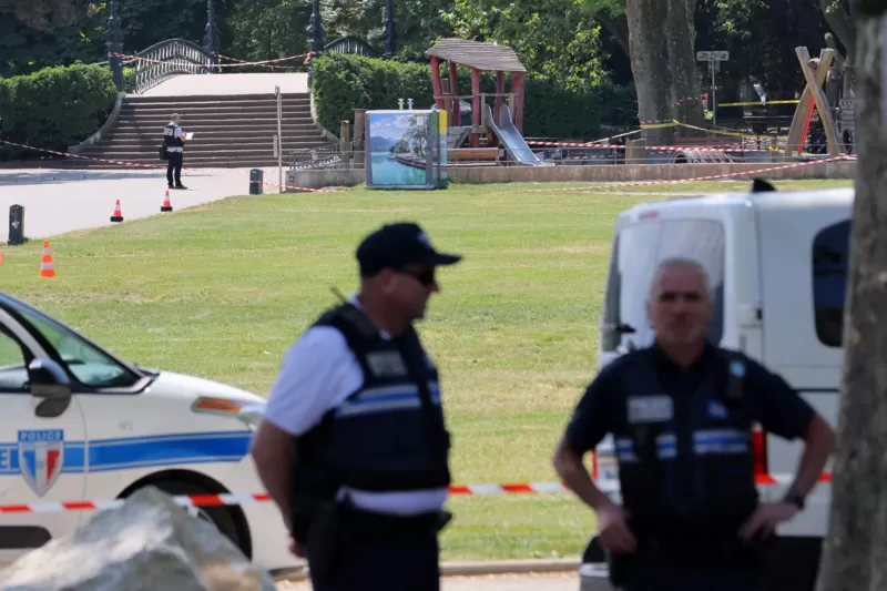 Un hombre ataca a civiles en parque de Francia, hay 4 menores heridos