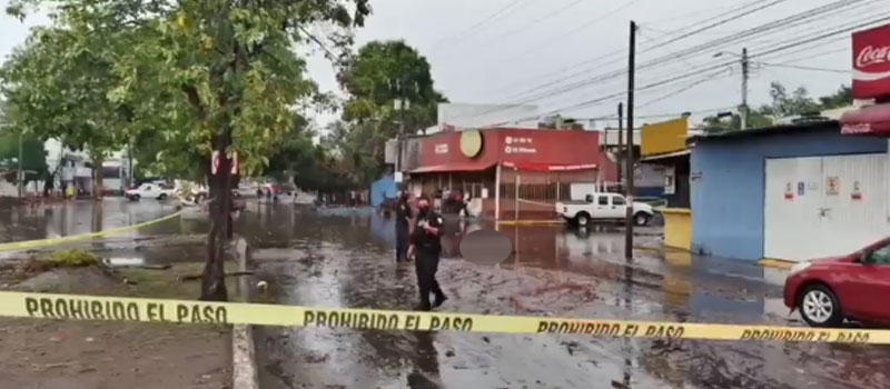 Video: Fuerte lluvia arrastra un cuerpo a una avenida principal de Colima