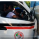 Video: Pasajero queda prensado, tras choque de Combi en Cancún