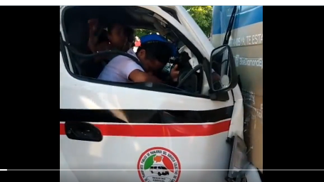 Video: Pasajero queda prensado, tras choque de Combi en Cancún