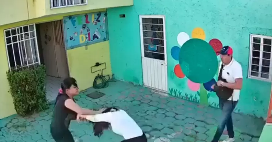 Video: Ingresan a una escuela de Cuautitlán Izcalli, amenazan con arma de fuego y golpean a maestra en pleno recreo