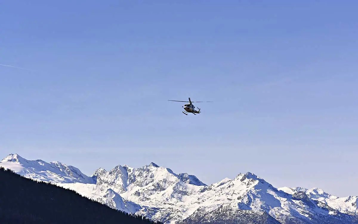Mueren cinco mexicanos tras colapso de helicóptero cerca del Everest
