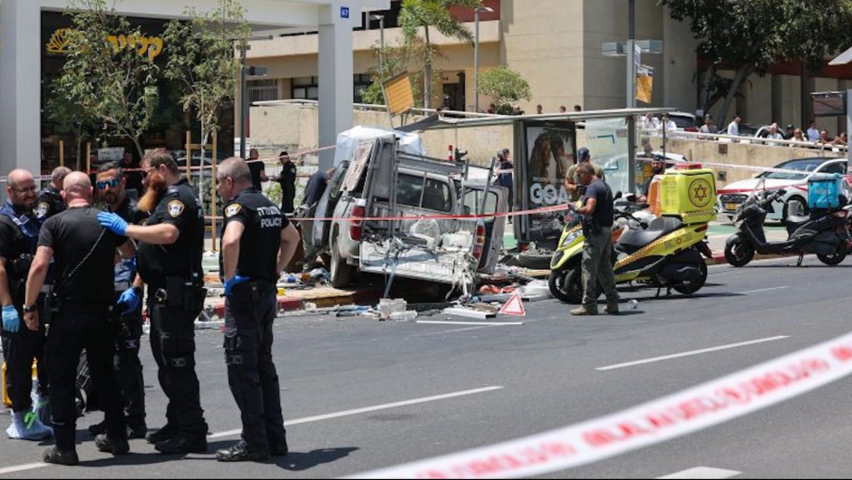 Video: Un terrorista embiste con su auto y luego apuñala a peatones en Tel Aviv
