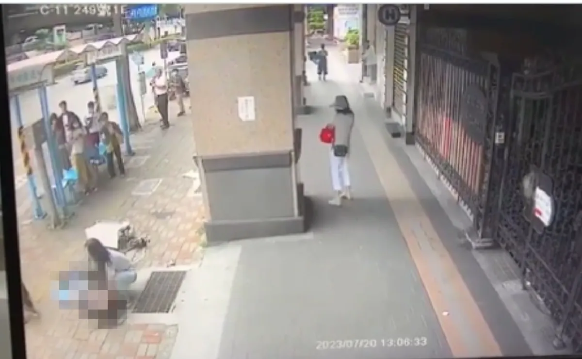 Video: Le cae un aire acondicionado a una estudiante y muere, en Taiwan