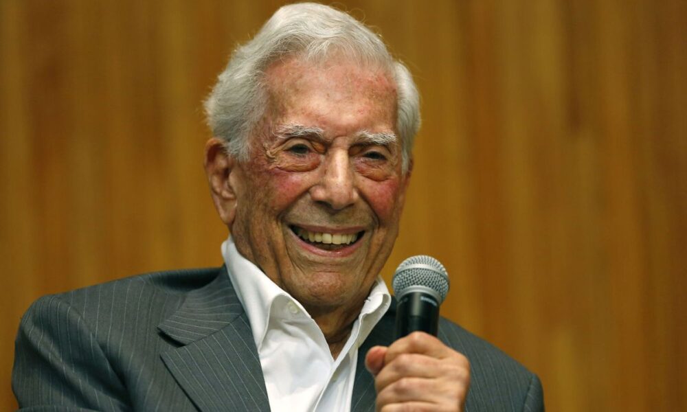 Hospitalizan al escritor Mario Vargas Llosa por Covid