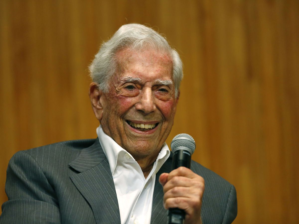 Hospitalizan al escritor Mario Vargas Llosa por Covid