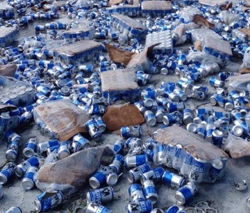 Vuelca camión cargado de cervezas en la Mérida-Cancún y pobladores hacen rapiña