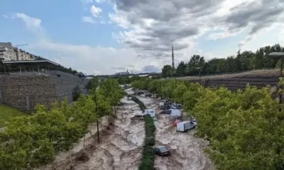 Video: Inundaciones en Zaragoza, España, arrastra autos y deja atrapadas a varias personas