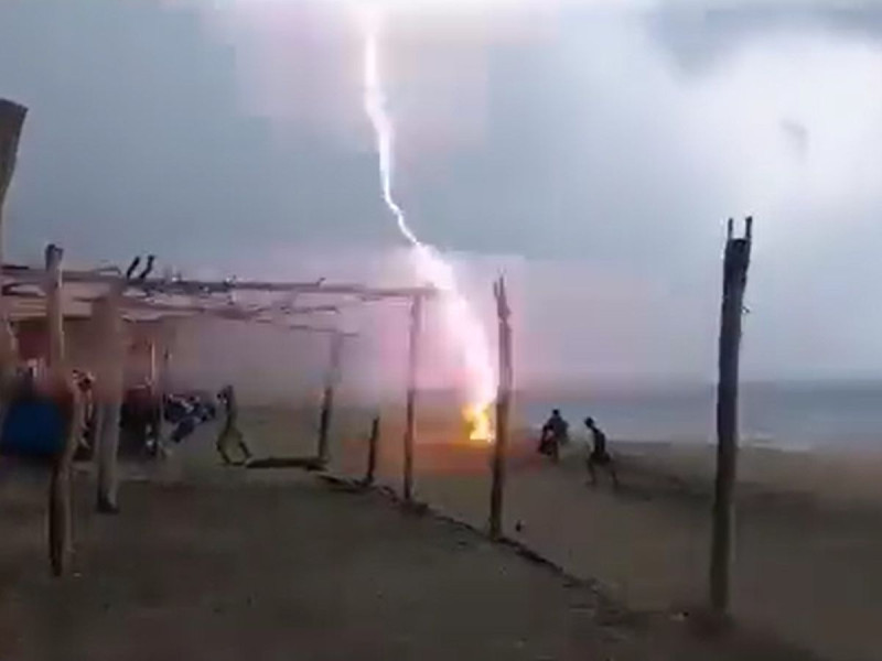 Video: Captan el momento exacto en que un rayo mata a dos personas en playas de Michoacán