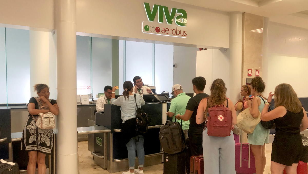 Denuncian a Viva Aerobus por sobre vender vuelos en el Aeropuerto de Cancún- Por Esto