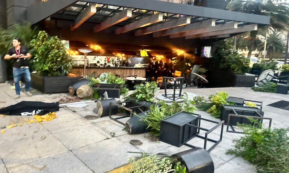 Destruyen fachada del Sonora Grill de Reforma