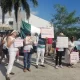 Padres de familia se manifiestan contra los libros de texto en la SEQ de Cancún
