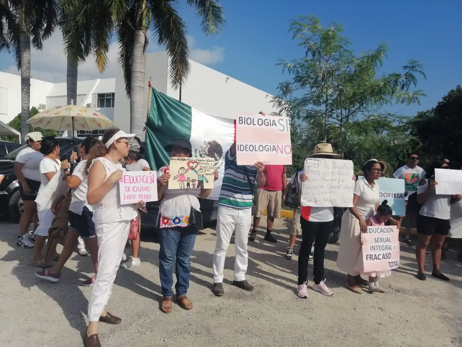 Padres de familia se manifiestan contra los libros de texto en la SEQ de Cancún