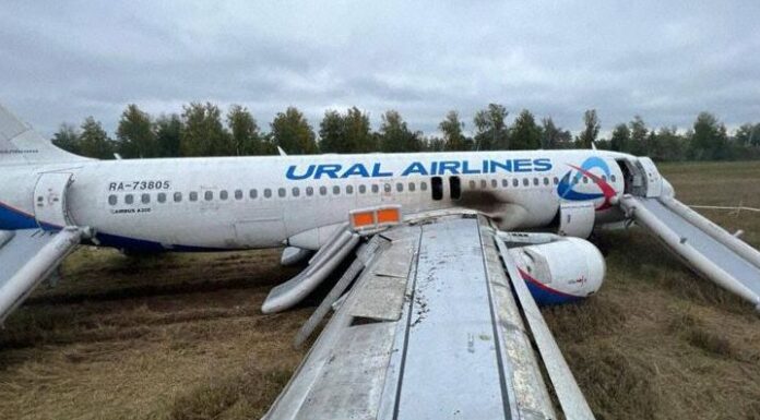 Video: Avión de Ural Airlines realiza un aterrizaje forzoso en un campo de Rusia