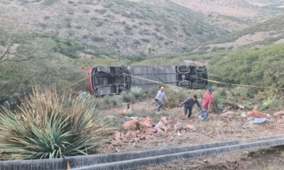 Autobús de pasajeros cae a barranco en San Luis Potosí, hay 9 muertos