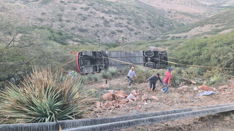 Autobús de pasajeros cae a barranco en San Luis Potosí, hay 9 muertos