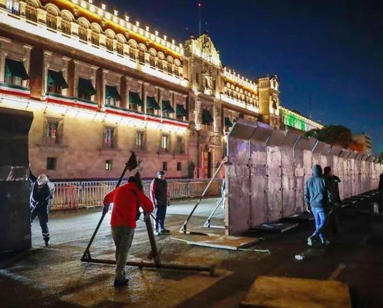 Blindan Palacio Nacional por la marcha de los 43 normalistas de Ayotzinapa