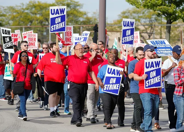 Inician protesta empleados de Ford, General Motors y Stellantis en Estados Unidos