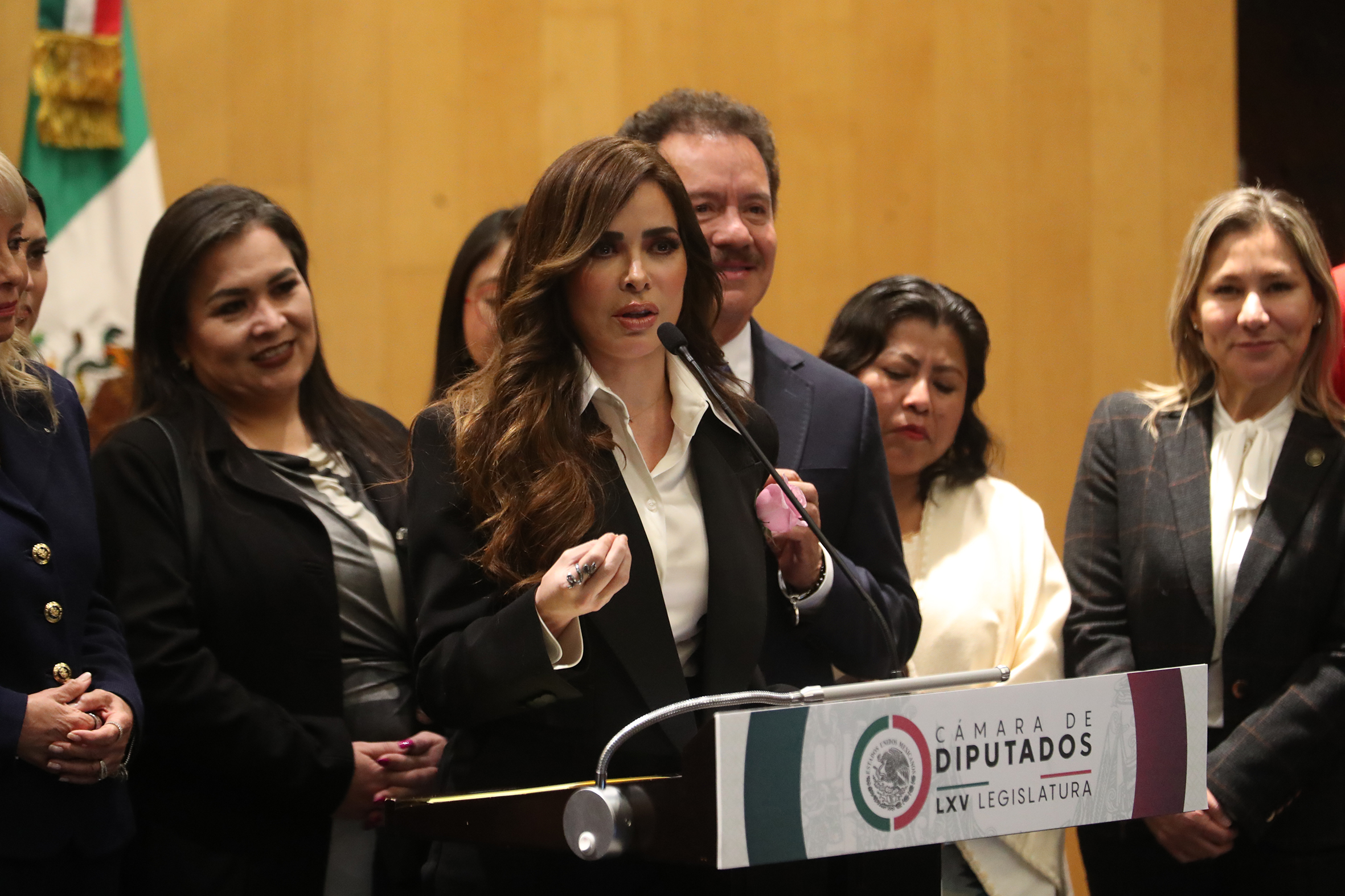 Gloria Trevi celebra aprobación de ley en contra de la trata de personas