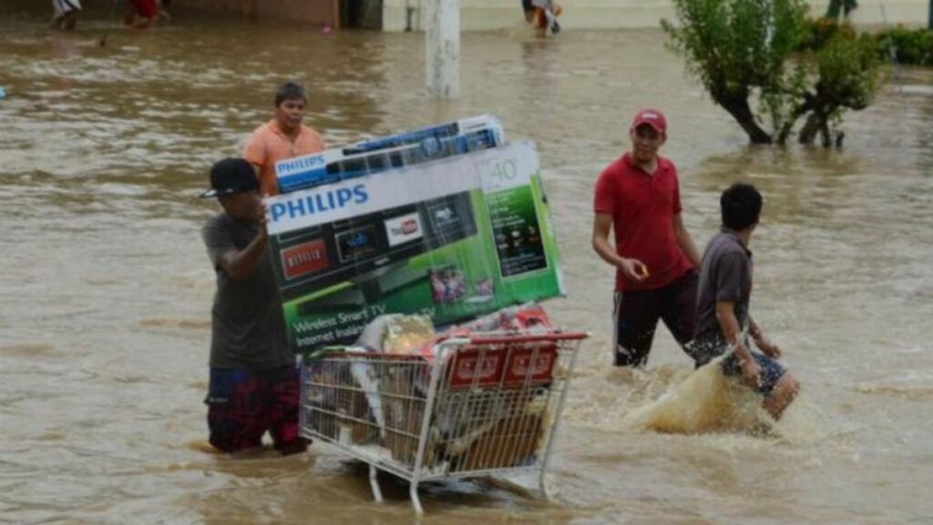 Saqueos y rapiña en Acapulco tras paso del huracán Otis