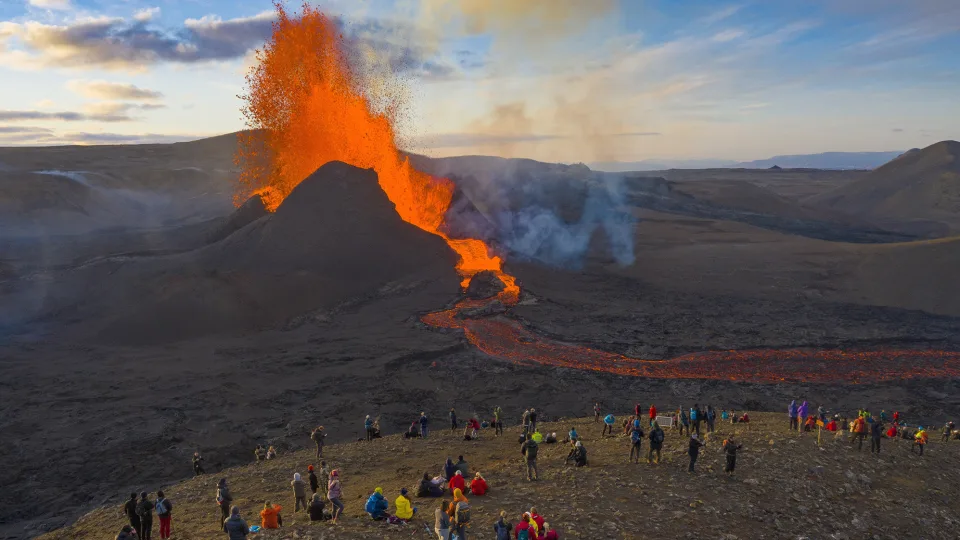 Alerta en Islandia por posible erupción volcánica, tras fuertes sismos
