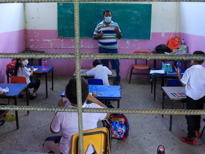Reanudan clases en algunos municipios de Guerrero afectados por Huracán Otis