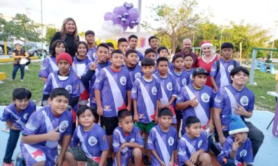 Regalan uniformes de fútbol a adolescentes de Villas Otoch
