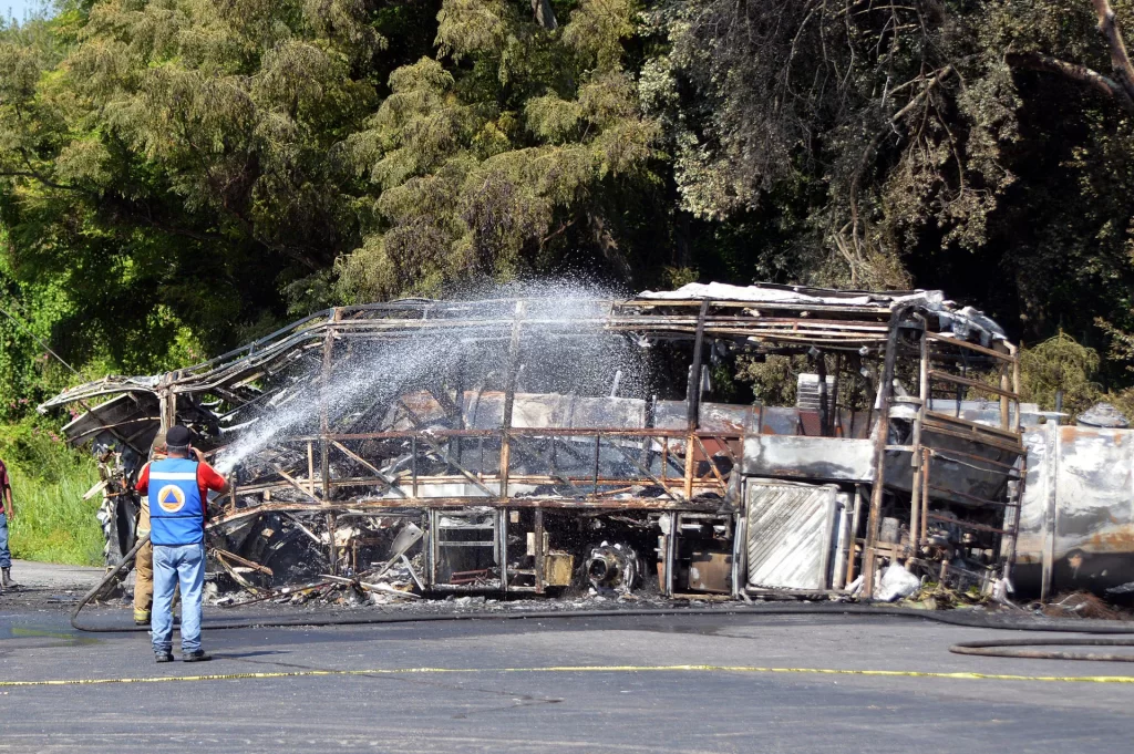 Paramédicos y rescatistas brindan atención a las víctimas del accidente en Oaxaca.