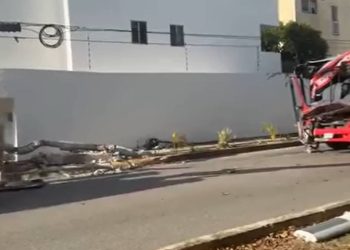 Camion de transporte publico choca en Cancun deja tres heridos y un electrocutado