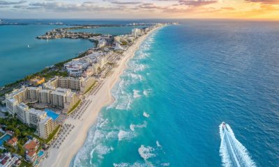 Vista panorámica de Cancún con su mar turquesa, arena blanca y hoteles de lujo.