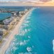 Vista panorámica de Cancún con su mar turquesa, arena blanca y hoteles de lujo.