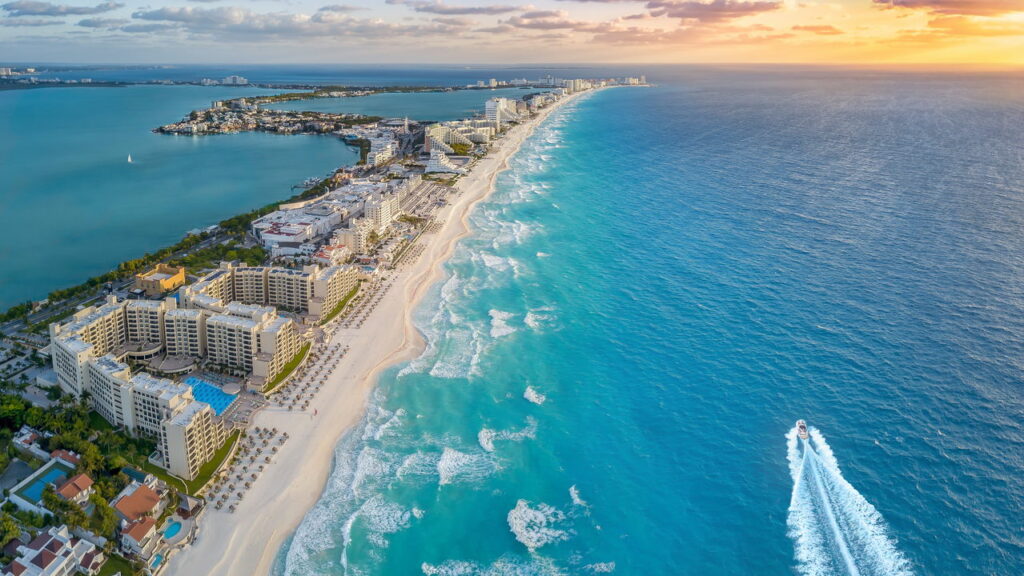 Vista panorámica de Cancún con su mar turquesa, arena blanca y hoteles de lujo.