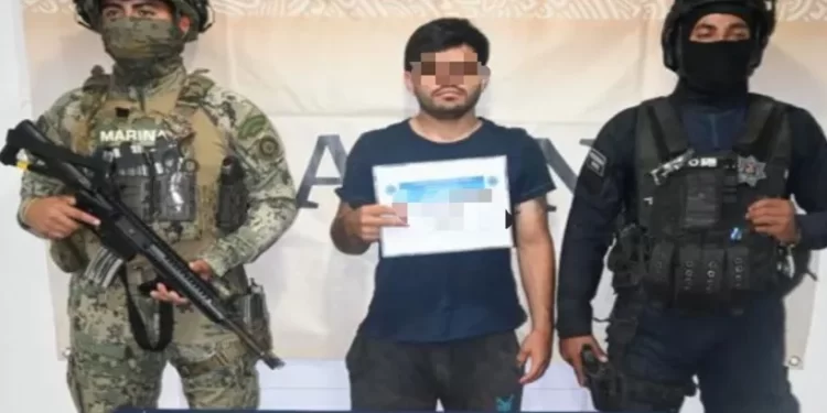 Imagen que muestra el momento en que agentes de la Secretaría Municipal de Seguridad Ciudadana y Tránsito detienen a un hombre en la Región 229 de Cancún por posesión de drogas.