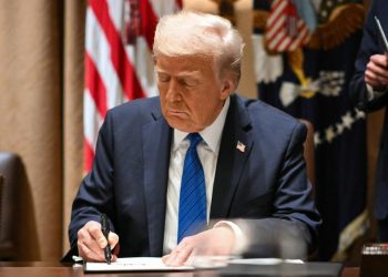 Imagen de Donald Trump firmando órdenes ejecutivas