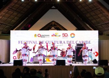 Imagen que representa los eventos culturales gratuitos en Cancún durante abril de 2025. Destaca actividades como música, danza y arte disponibles para el público sin costo
