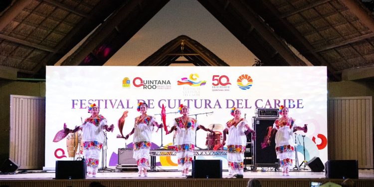 Imagen que representa los eventos culturales gratuitos en Cancún durante abril de 2025. Destaca actividades como música, danza y arte disponibles para el público sin costo