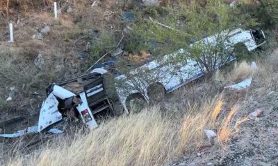 Fotografía que muestra el lugar del accidente de autobús en Oaxaca, con equipos de emergencia atendiendo a los heridos y evaluando los daños en la unidad siniestrada.