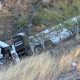 Fotografía que muestra el lugar del accidente de autobús en Oaxaca, con equipos de emergencia atendiendo a los heridos y evaluando los daños en la unidad siniestrada.