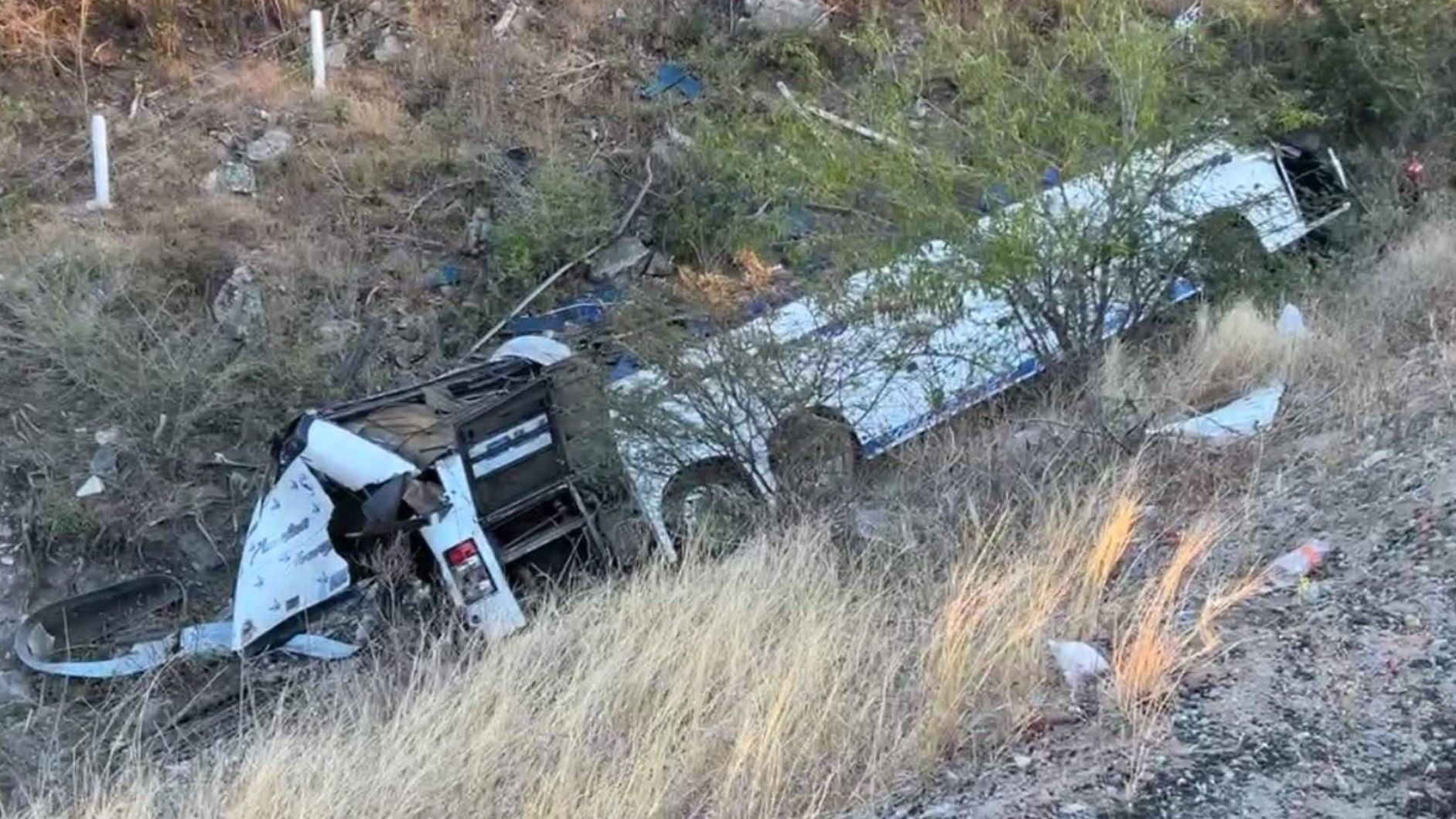 Fotografía que muestra el lugar del accidente de autobús en Oaxaca, con equipos de emergencia atendiendo a los heridos y evaluando los daños en la unidad siniestrada.