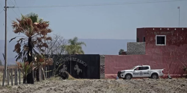 Harfuch confirma asesinatos y torturas en Teuchitlán, pero niega indicios de un centro de exterminio