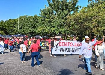Marcha de maestros colapsa la zona hotelera de Cancún
