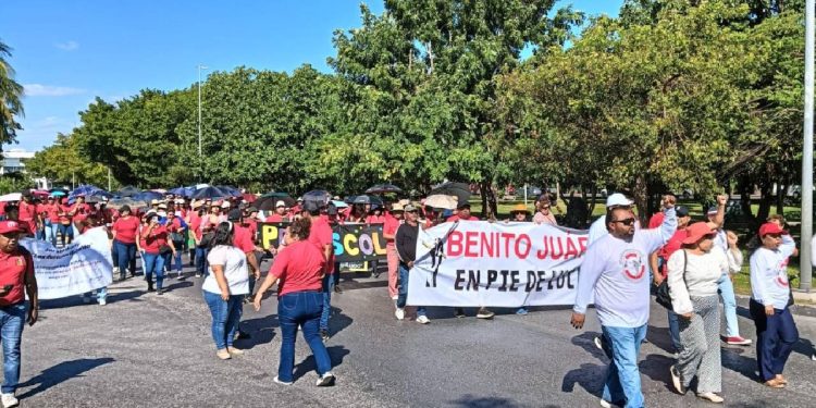Marcha de maestros colapsa la zona hotelera de Cancún