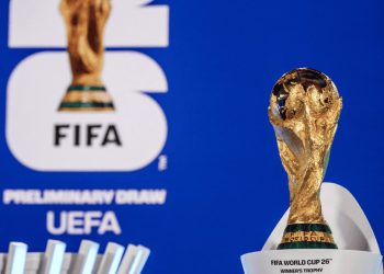 La imagen muestra la Copa del Mundo, símbolo máximo del fútbol internacional y anhelo de todas las selecciones clasificadas al Mundial 2026.