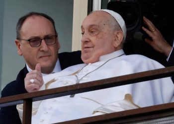 Papa Francisco regresa al Vaticano tras semanas de hospitalizacion por neumonia