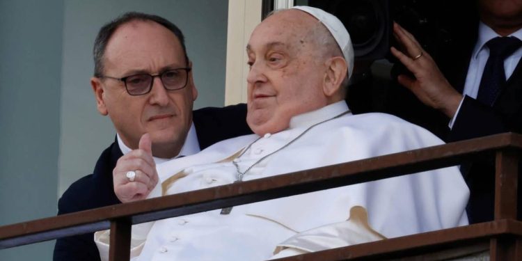 Papa Francisco regresa al Vaticano tras semanas de hospitalizacion por neumonia