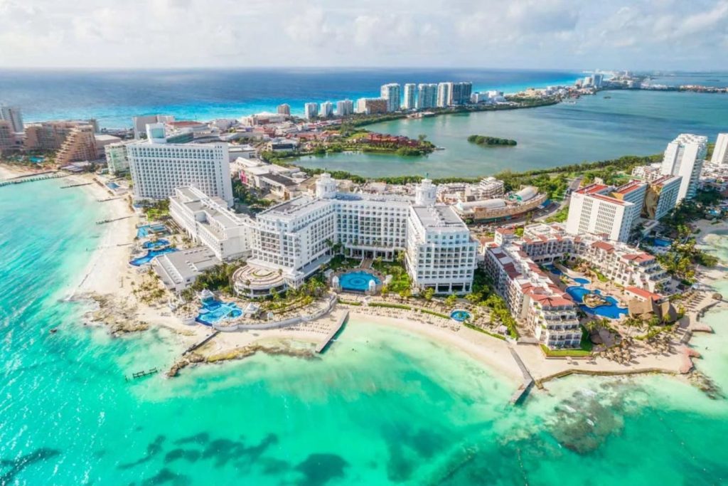 Imagen de la costa de Cancún, destacando sus playas de arena blanca y aguas cristalinas, uno de los principales atractivos turísticos de la región.