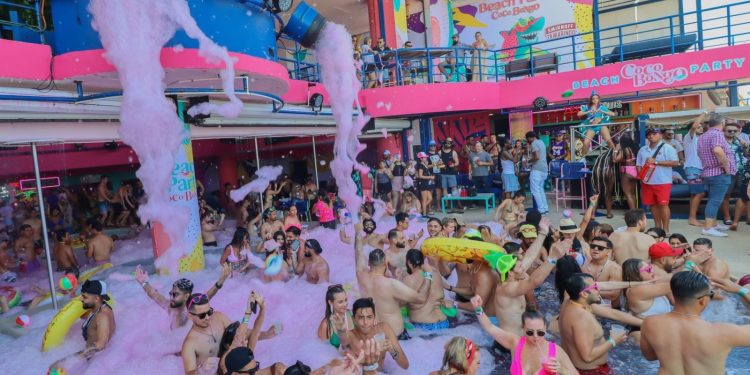 Imagen que representa la temporada de Spring Break en Cancún, mostrando la falta de afluencia juvenil esperada, con una referencia al cambio en los flujos turísticos hacia otros destinos.