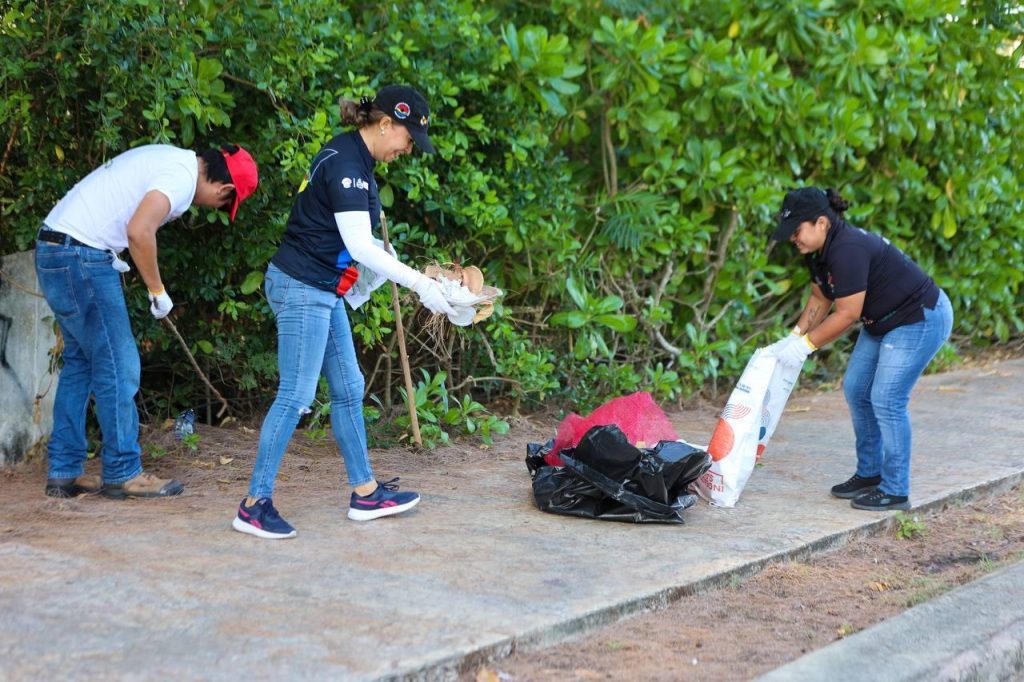 Limpian más de 5.46 kilómetros del Malecón Tajamar de Ca