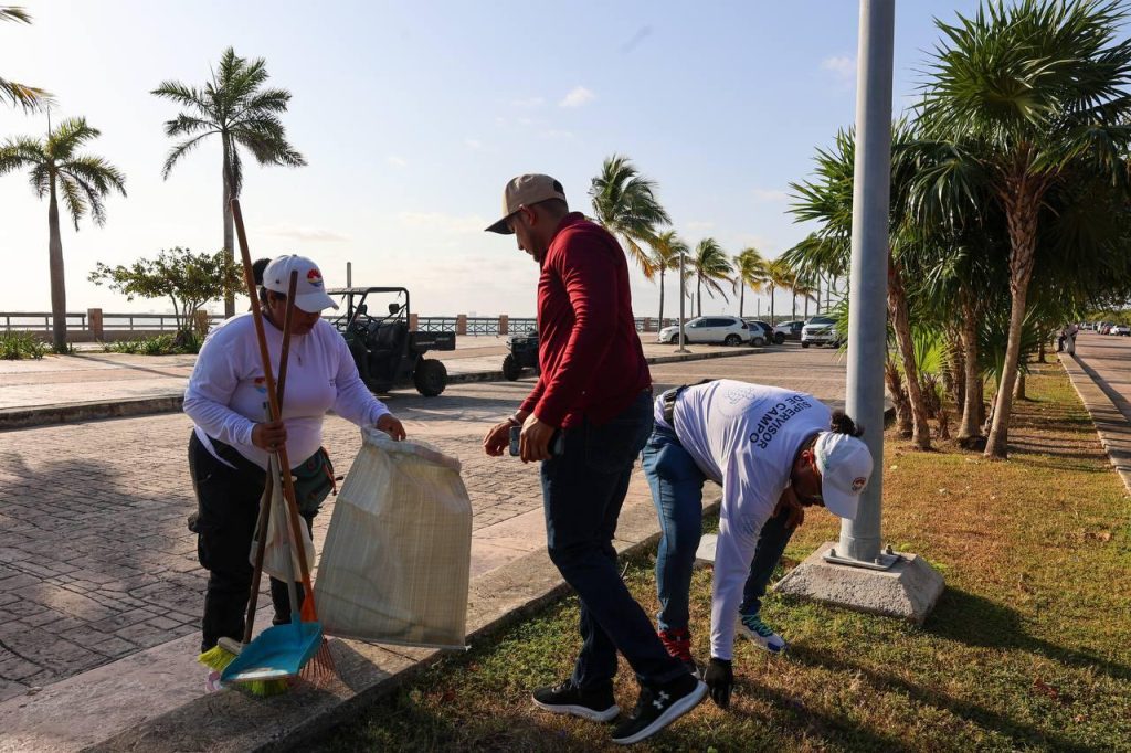 Limpieza de malecón en Cancún